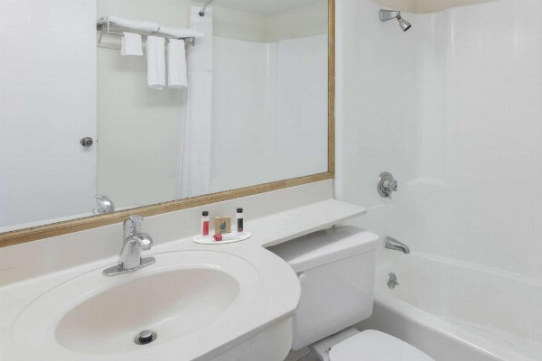 Travelodge by Wyndham Hardeeville image 11