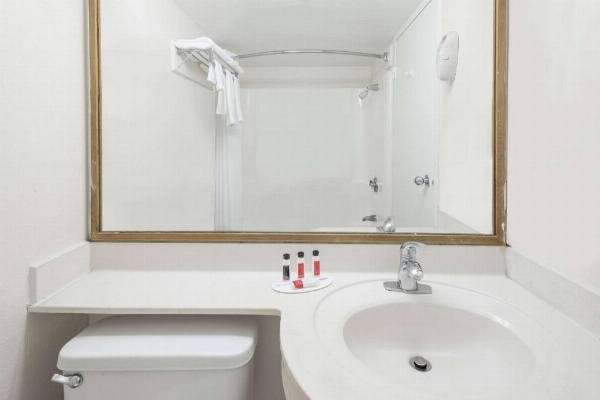 Travelodge by Wyndham Hardeeville image 12